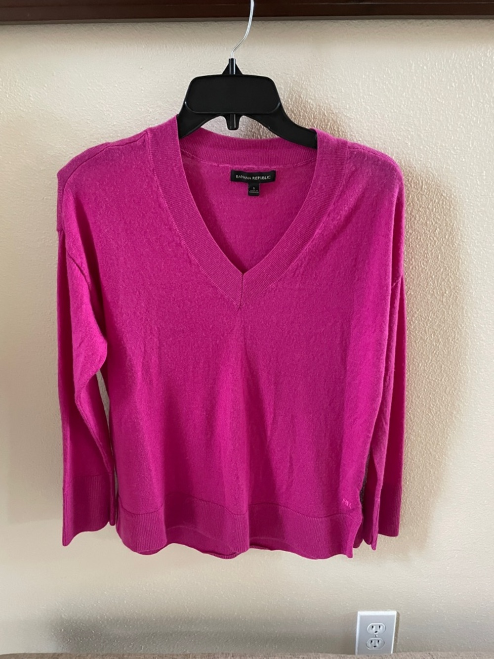 Banana Republic Women's Bright Fuchsia V-Neck Sweater Small